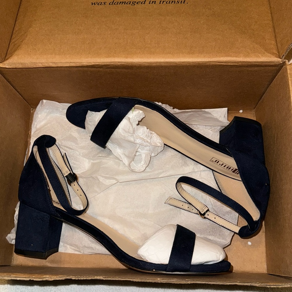 Never worn 
In box 
Women 9 
Navy blue